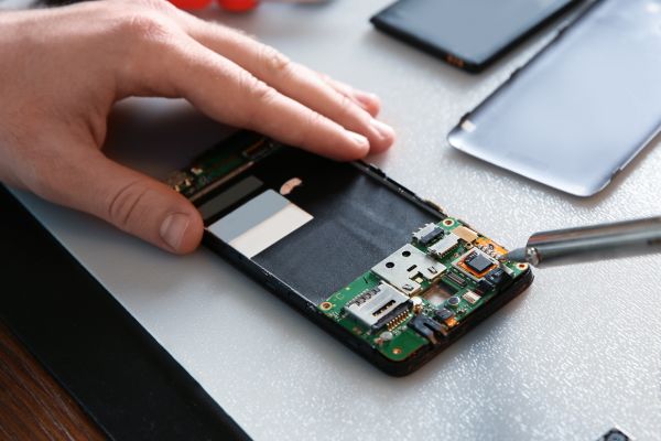 Técnico soldando un celular