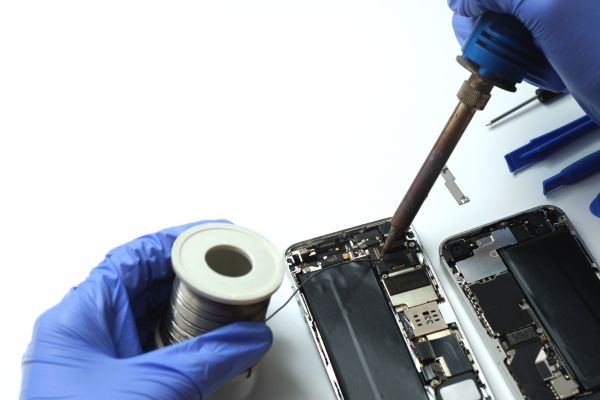 Técnico reparando un celular