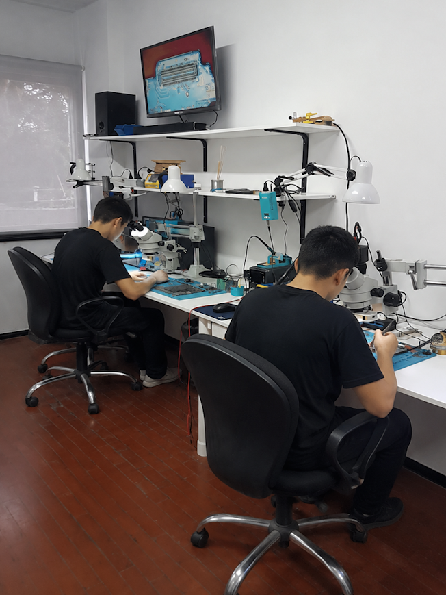 Alumnos del curso de reparación de celulares de Delivery Cell