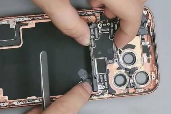 Reparación electrónica de celular en San Isidro
